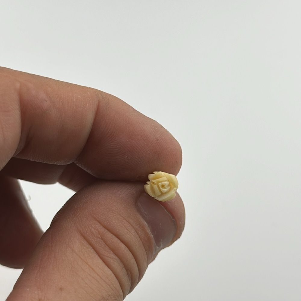 Small rose bone earrings - Picture 2 of 2